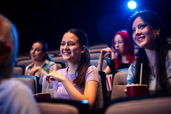 Vom roten Teppich zum Streaming-Bildschirm: Wie Kino und Online-Unterhaltung zusammenpassen