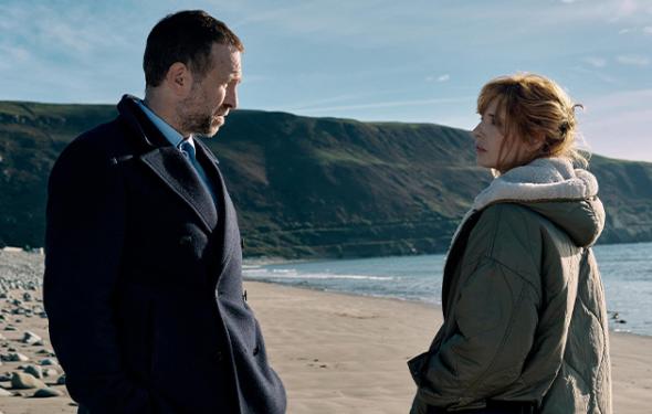 Ab 2026 bei Sky und WOW: „Under Salt Marsh“ mit Kelly Reilly und Rafe Spall