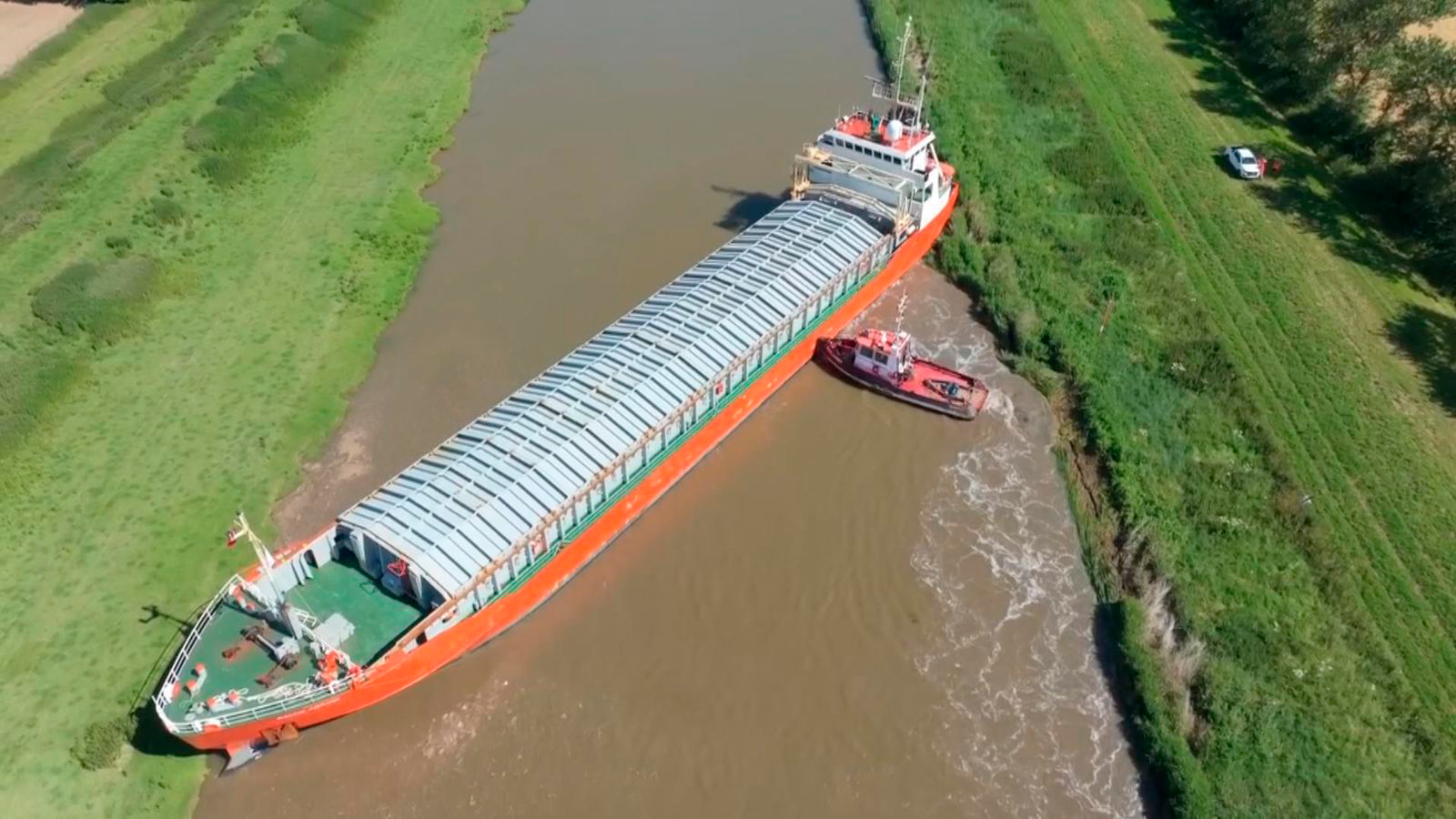 Ein Frachtschiff hat vorübergehend den Verkehr auf einem der Kanäle in Brandenburg blockiert